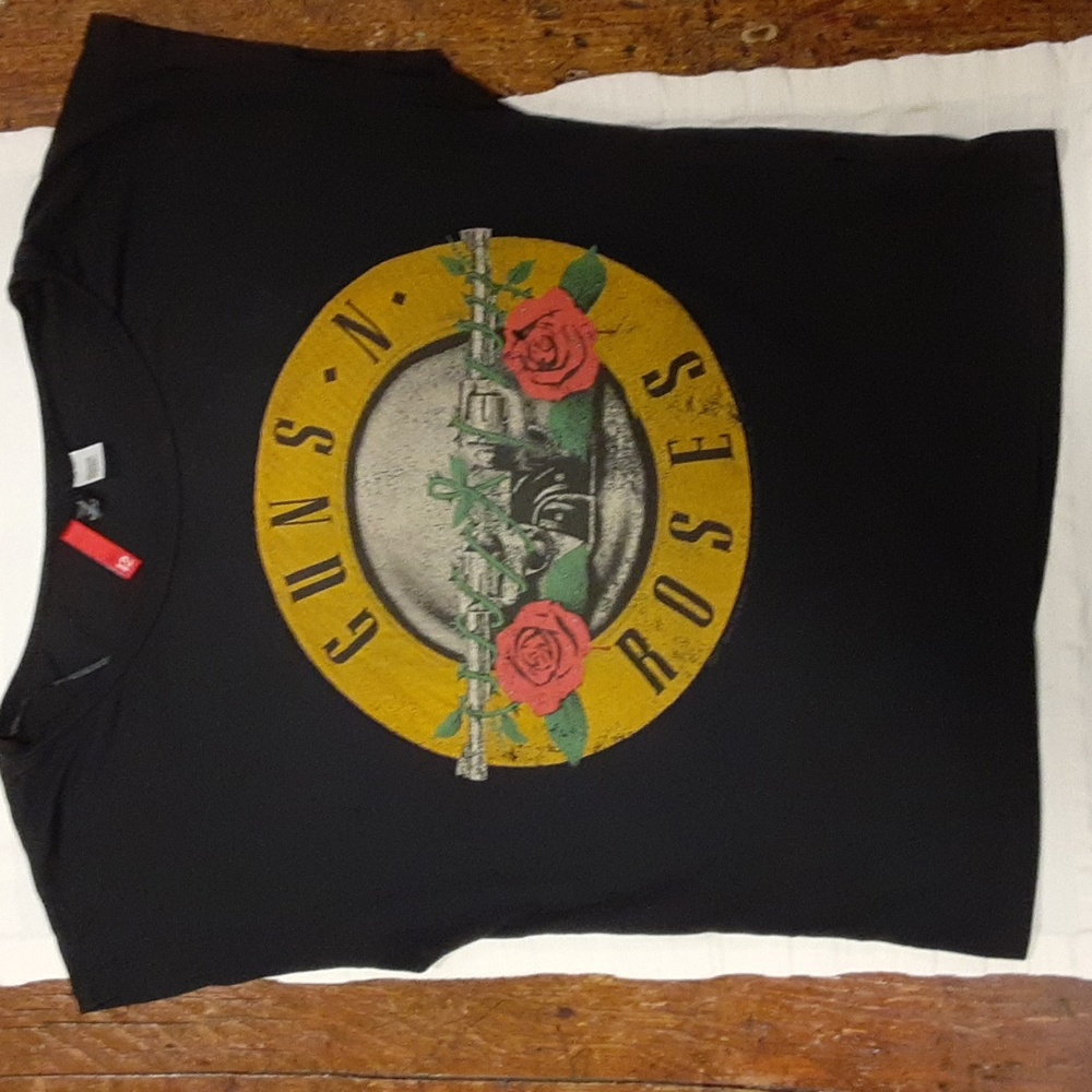Vintage women's Guns N Rose's tshirt, black size 12